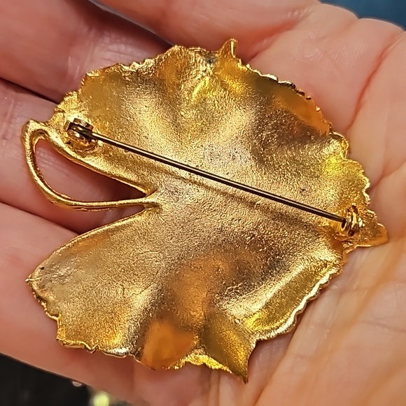 Vintage 1950s crystal choker 2 strands, 2 gold tone brooches - Picture 4 of 14